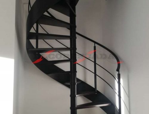 Escada em Caracol de Ferro e Madeira