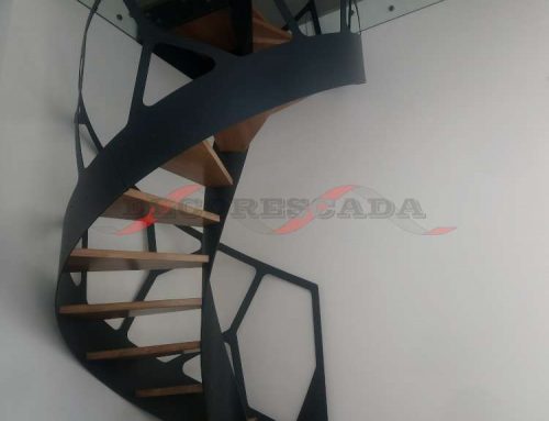 Escada Helicoidal em Ferro e Madeira