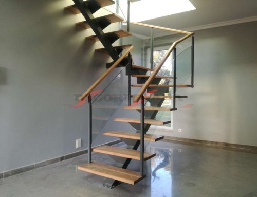 Escada Reta de Viga Central em Ferro e Madeira