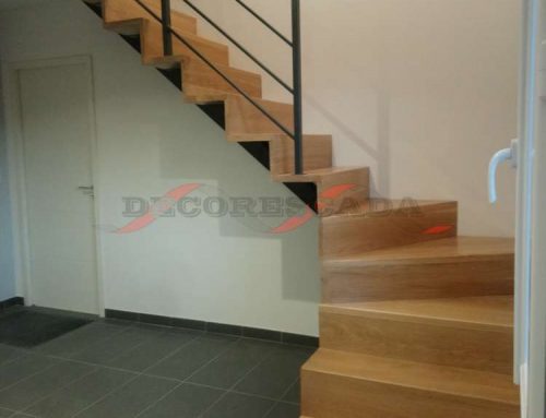 Escada Reta de Viga Central em Ferro e Madeira